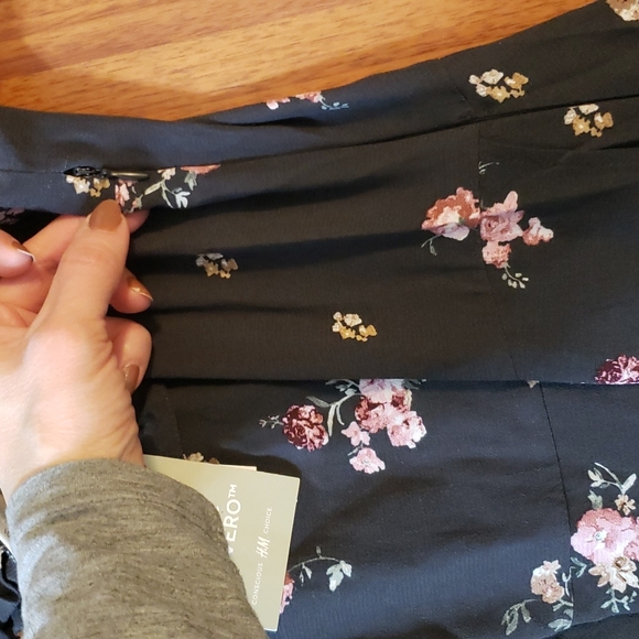 H&M Ruffle Neckline Dress - Picture 4 of 4